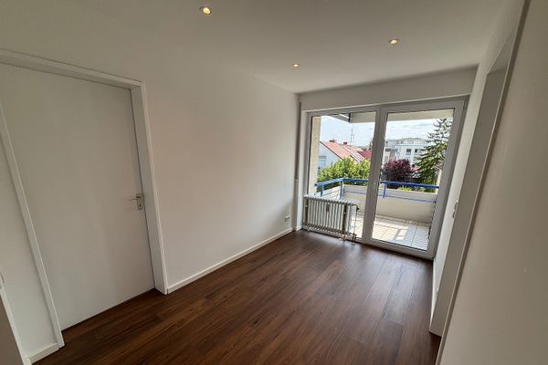 Sanierte ruhige Wohnung im Herzen von Korntal mit Garage, Balkonkraftwerk, Wallbox, 2 Sonnenbalkone