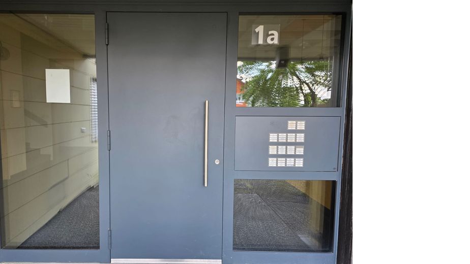 490 € Hausgeld? Dafür 511.000 € Rücklage, Hybrid-Heizung & 2 Balkone – unter 160.000 € – 2022 Eingangstür