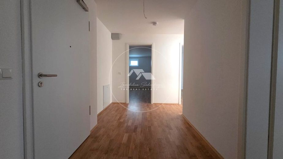 Erstbezug mit Wohlfühlfaktor - Moderne KfW-40-Wohnung im EG und UG  mit Stellplatz &amp; Gartenanteil – Eingangsbereich im Untergeschoss
