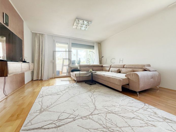 Helle 4-Zimmer-Wohnung in zentraler und familienfreundlicher Lage &amp; KFZ- Stellplatz – Wohnzimmer