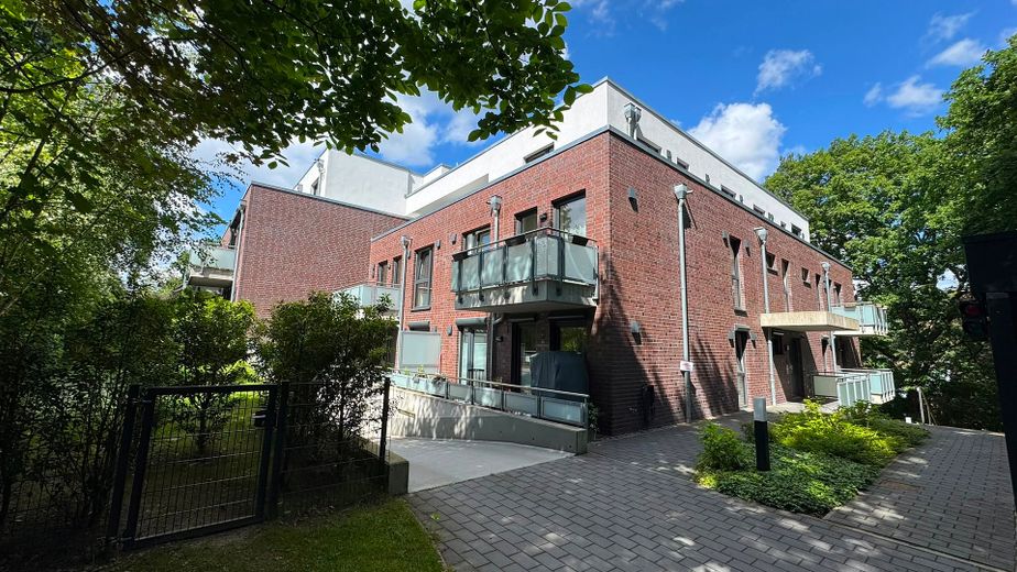 Penthouse im Staffelgeschoss mit großzügigem Wohnbereich, Balkon und hochwertiger Ausstattung – Außenansicht