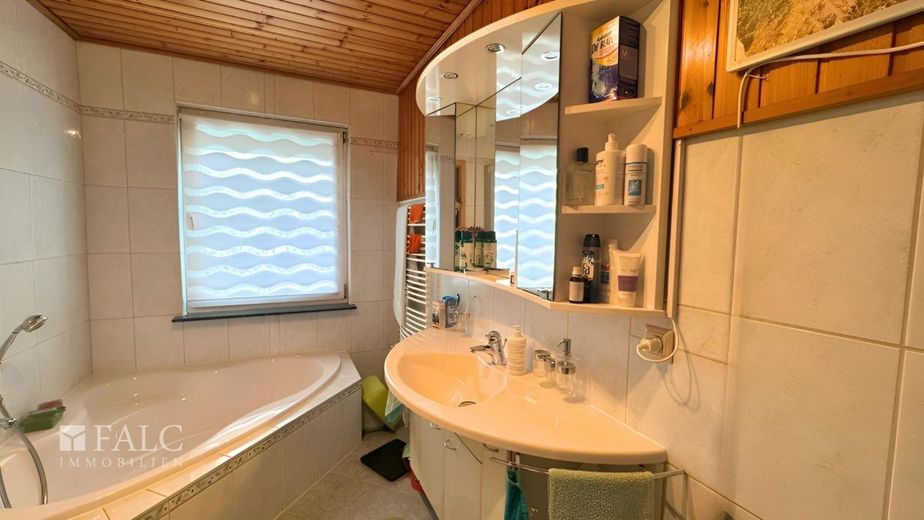 ***Viel Platz für Ihre Wohnideen - Doppelhaushälfte mit Wintergarten und großem Grundstück*** – Badezimmer 1