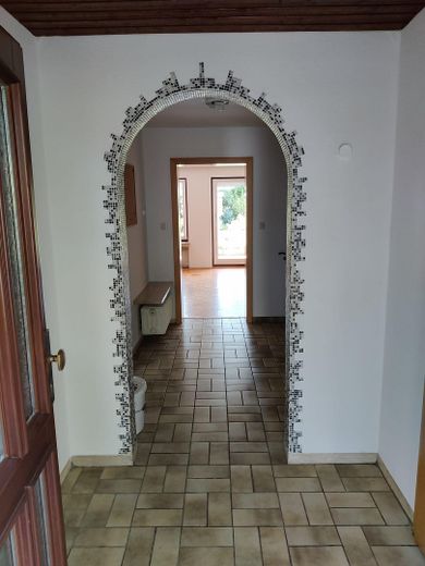 Bezugsfertiges Reihenhaus mit lichtdurchfluteter Glasterrasse – EG Flur