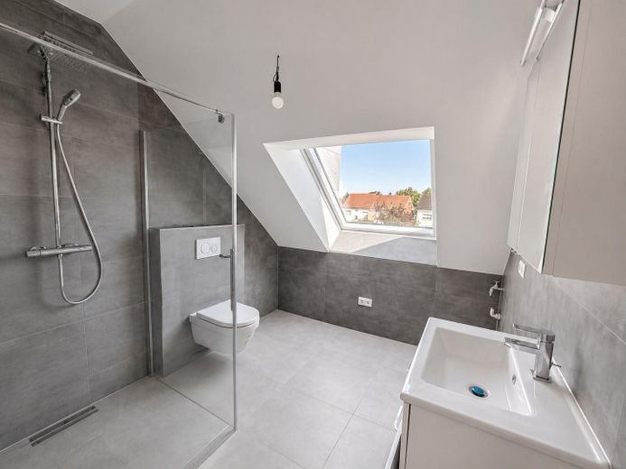 Neubau Dachgeschosswohnung, Gehobener Standard, Fußbodenheizung, Erstbezug, super Lage – Foto 3