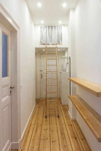 Ruhige Zweizimmerwohnung in beliebter Gegend in Berlin Kreuzberg – Flur mit Stauraum