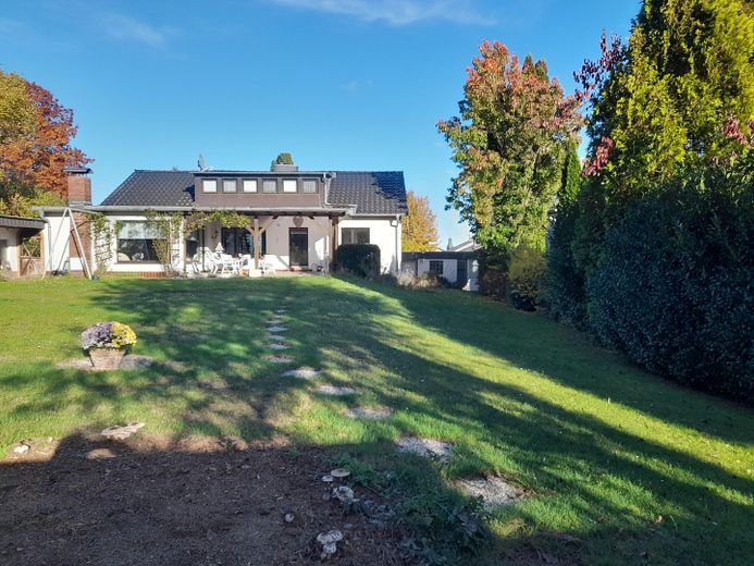 8-Zi.-Wohnhaus mit schönem Garten (1.400 qm) in Marburg-Schröck, courtagefrei – Südwestblick aufs Haus