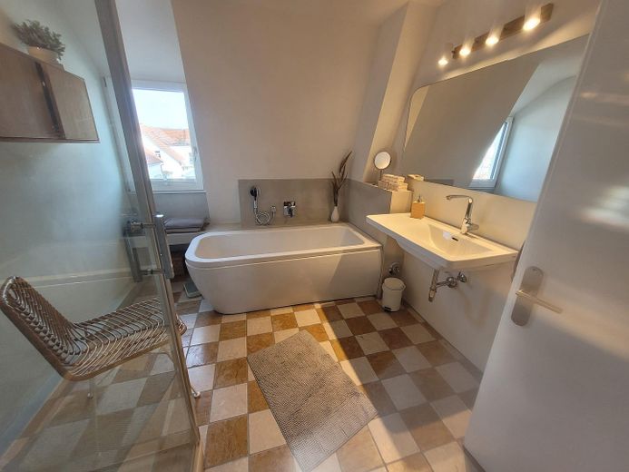 Bad mit Dusche und Badewanne