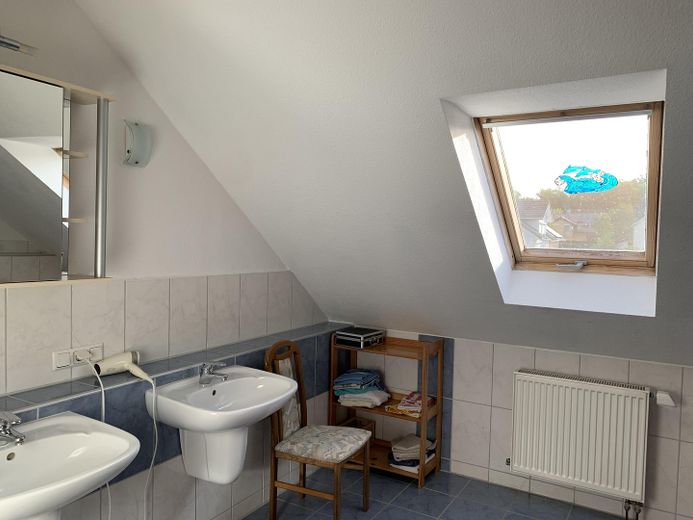 Mieszkanie z dużą ilością przestrzeni w domu i ogrodzie – Duschbad oben