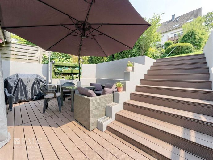 Familienfreundliches Einfamilienhaus mit großem Garten, Garage und vielseitigem Hobbybereich – Terrasse - (KI generiert)
