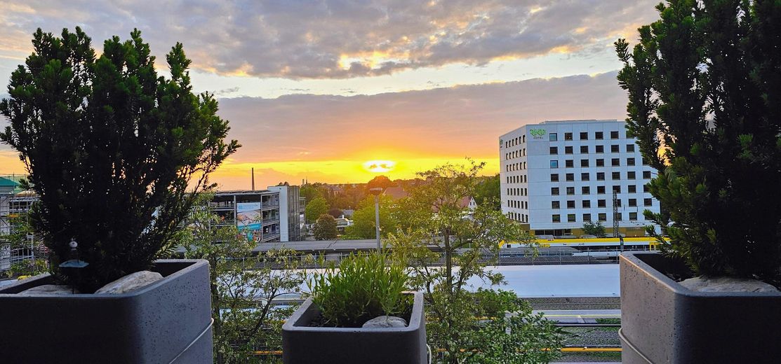 Zentrumsnahe, hochwertige, helle und ruhige 2 Zimmer Penthouse - Wohnung mit Aufzug – Abendstimmung auf Balkon