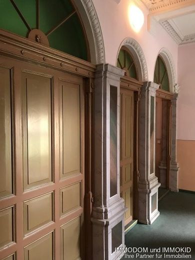 3-Zimmer-Dachgeschoss Wohnung mit BALKON, PKW-Stellplatz und offener Küche im Wohnzimmer zu vermieten! – Podest