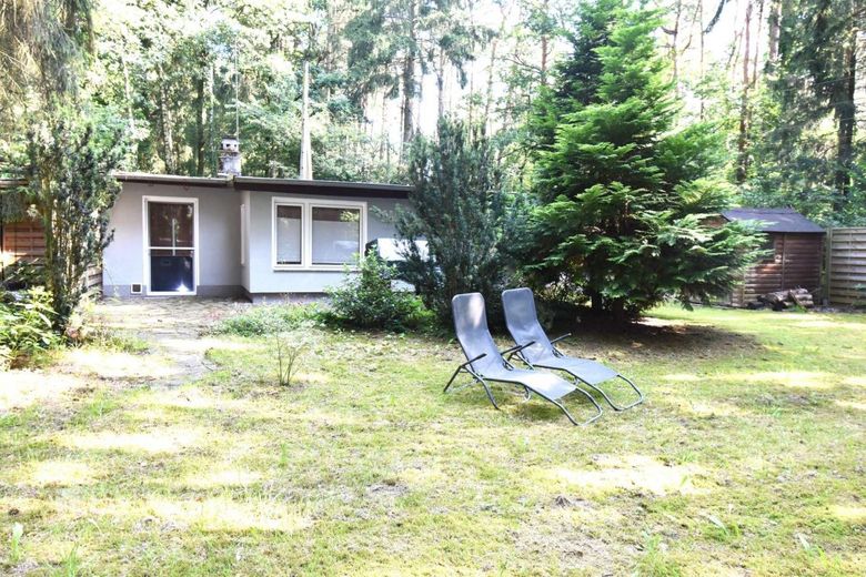 RESERVIERT!! Saniertes Wochenendhaus im Wald – Rückansicht