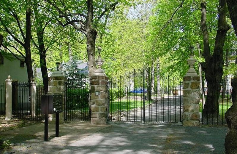 Exklusiv DG-Penthouse JAGDSCHLOSS 20km von L-Bhf 210m², 40m² Dachterrasse, Park, See, 2 Bäder – El. Zufahrtstor