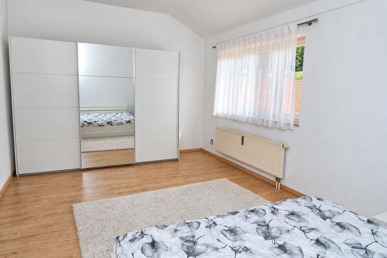 Hausham’da balkonlu 2 odalı dubleks daire – yaklaşık 63 m², komisyonsuz, yaklaşık 01.01.27’den itibaren kullanılabilir – Schlafzimmer