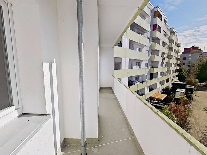 KENDİNİZ YENİLEYİN VE TASARRUF EDİN: BALKONLU ve bol ışık alan büyük 4 odalı daire – Ansicht II: Balkon