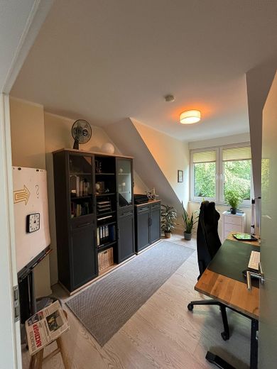 Piso accesible de 3 habitaciones en ubicación céntrica con balcón y vistas a zonas verdes – Schlafzimmer 2/ Arbeitszimmer 