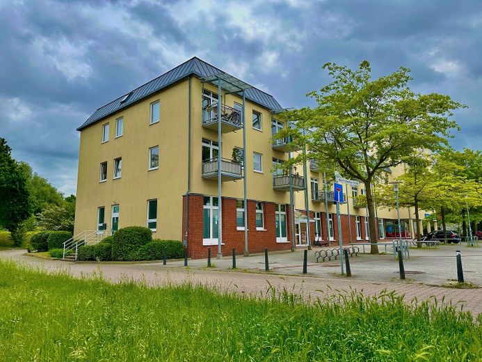 Jasne 2-pokojowe mieszkanie z windą, parkingiem podziemnym i widokiem na park – Aussenansicht