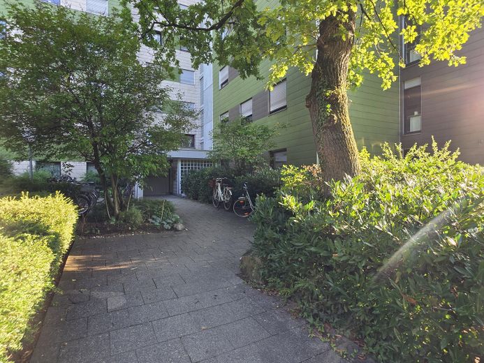 TOP RENOVIERTE UND KOMPLETT EINGERICHTETE 2,5-ZIMMER WOHNUNG IN SCHWABING WEST - PROVISIONSFREI – Zugang zum Eingangsbereich