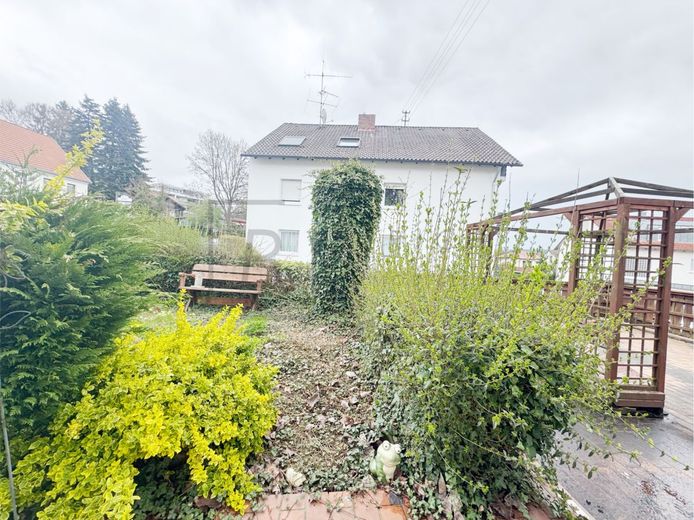 Großzügige 4-Zimmer-Dachgeschosswohnung mit Balkon und Stellplatz – Garten