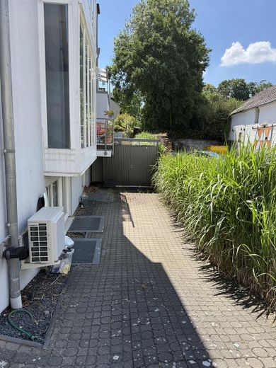 Piso split-level de alta calidad con carácter de casa en una ubicación privilegiada de Junkersdorf – Stellplatz/Terrasse/Garten