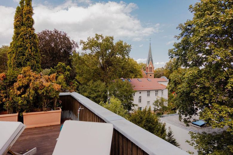 Wannsee'de geniş çatı terası, şömine ve Bulthaup mutfaklı, bol ışık alan çatı katı dairesi – Blick ins Grüne