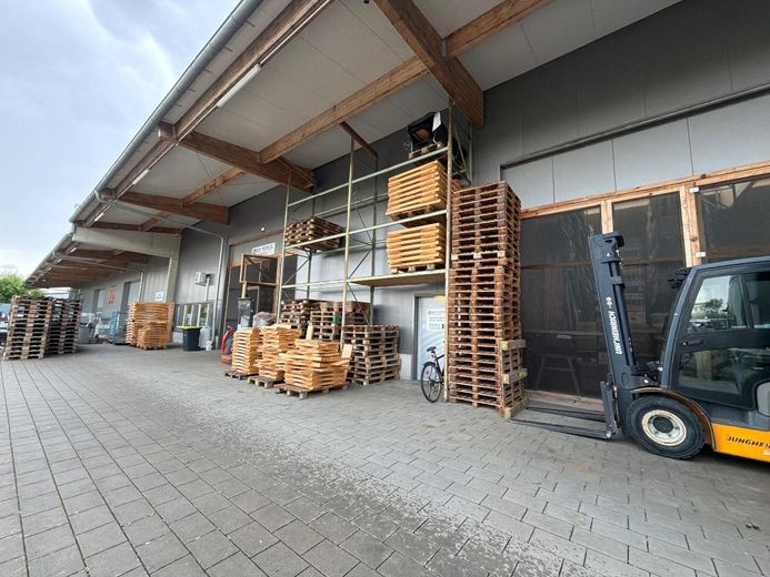 Lager- und Produktionshalle mit Büro – Aussenansicht