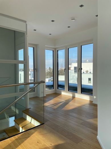 Luxus-Penthouse-Wohnung in traumhafter Lage mit Privatseenutzung – Galerie Staffelgeschoss