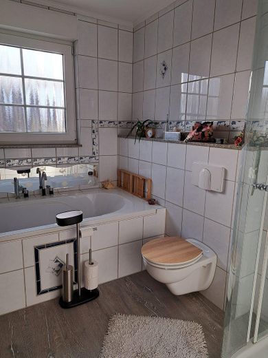 Charmantes Einfamilienhaus in ruhiger zentraler Lage – Bad1