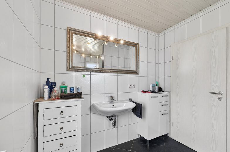 Geniş arsasıyla çekici tek/iki ailelik ev - kendi kullanımınız ve yatırımcılar için ideal – Badezimmer Erdgeschoss