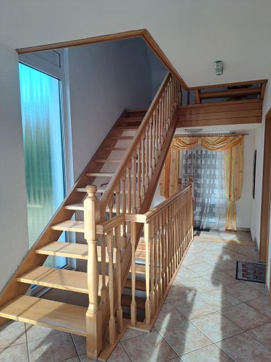 منزل عائلي منفصل - راحة السكن على ثلاثة مستويات - بدون عمولة !! – Treppenhaus - Buchentreppe