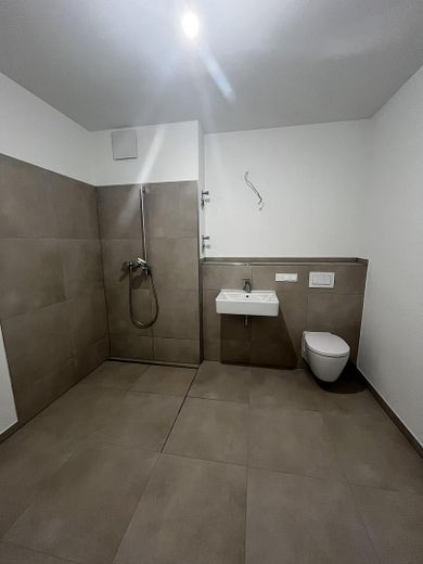 İlk kullanım Işık alan balkonlu 3 odalı daire – Badezimmer