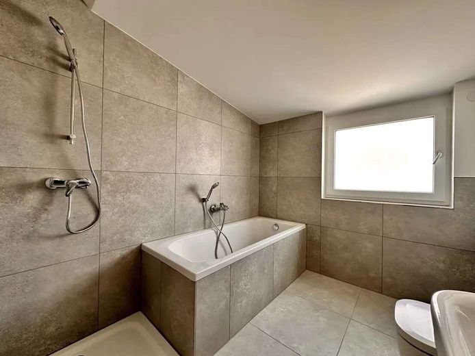 4 Zimmer Erstbezug mit Loftgefühl und großzügigem Wohnkomfort – Dusche &amp; Bad