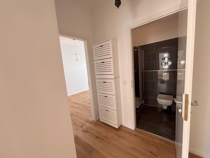 Helle modernisierte 3-Zimmer-Altbauwohnung im Weitlingkiez - Provisionsfrei - – Flur + Gäste-WC