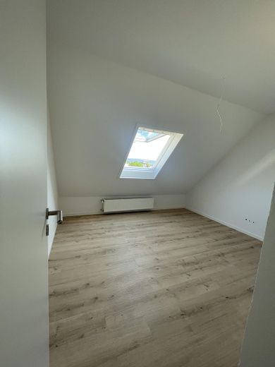 Erstbezug nach Sanierung: Helle 3-Zi.-DG-Wohnung mit Blick auf Burg & Stadt – Büro