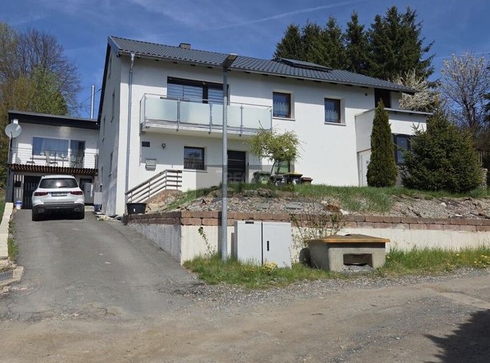 Modernisiertes
Einfamilienhaus mit Wärmepumpe, PV, Garage, Stellplätze und  Einliegerwohnung – Bild 2