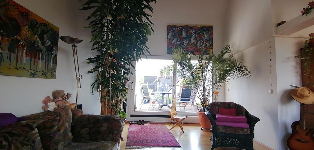 Charmante lichtdurchflutete  Eigentumswohnung mit Dachterrasse in Südlage – Wohnzimmer