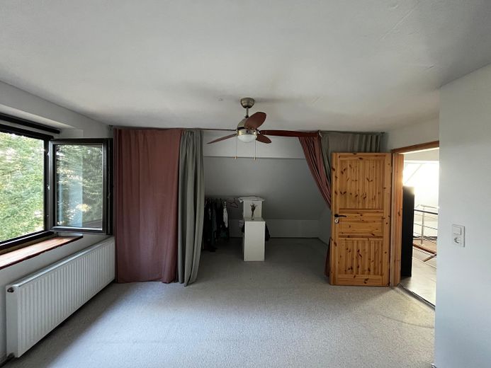 Einfamilienhaus auf 1633 m² Grundstück – Zimmer 2 oben