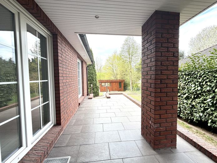 225 qm Familienglück auf 2 Ebenen + Toller Garten, Sauna & Kamin – Terrasse 