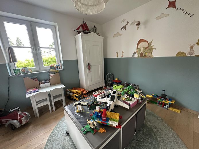 Near Simmerleinplatz: As-new, bright XXL semi-detached house, upscale features, KFW70 standard, with fitted kitchen – OG Kinderzimmer 1