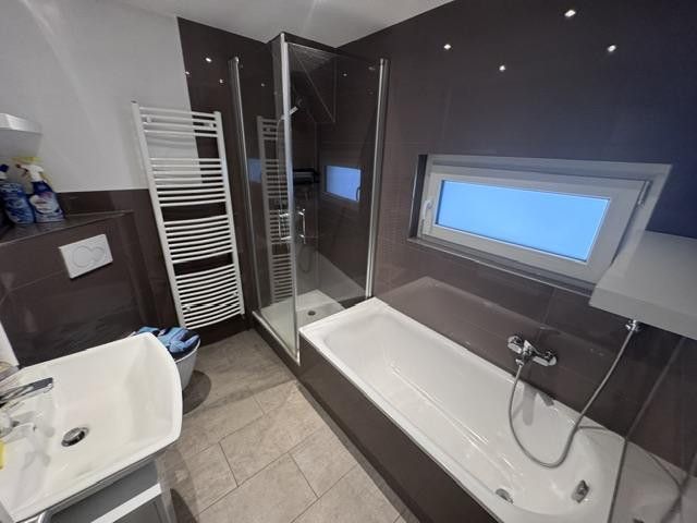 منزل شبه منفصل بحديقة واسعة، ومرأب مزدوج وغير ذلك الكثير في 61197 Florstadt-Stammheim – Tageslichtbad EG