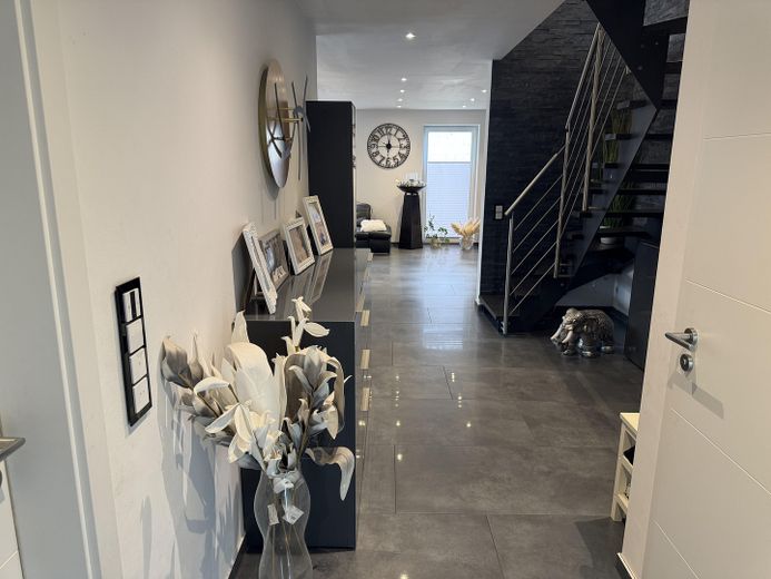 Moderne Doppelhaushälfte mit beheizter Garage, hochwertige Ausstattung mit Top-Energiewert – Foto 7