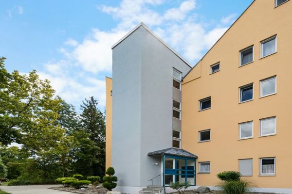 Appartamento con 2 locali, balcone e posto auto in garage sotterraneo direttamente presso l’Ilsesee a Königsbrunn