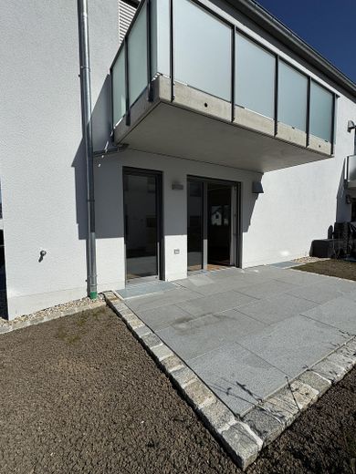 Sonnige 4-Zimmer Wohnung // Garten, EBK und hohen Decken // Neubau in Langenbach – Terasse im Garten