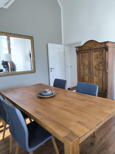 Esstisch mit Stühlen