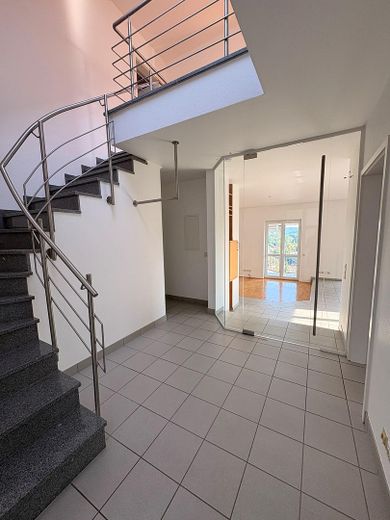 Wohnen wie im Haus: 4-Zimmer-Maisonette mit Talblick, Balkon und Carport – Flur EG