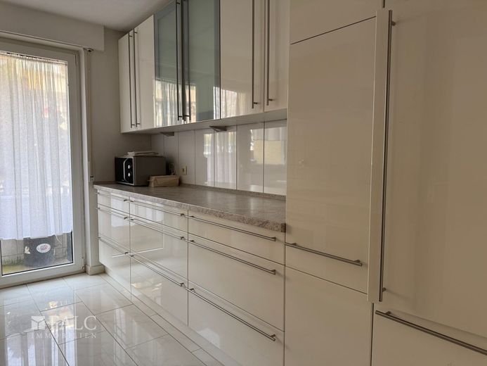 Garten-Wohnung im Reihen Endhaus, helle 3,5 Zimmer, Terrasse + Garage + Platz – Küche