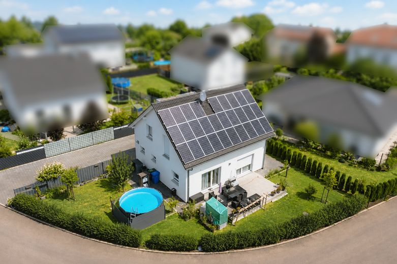 Provisionsfreies Einfamilienhaus mit Photovoltaik, Doppelgarage und gepflegtem Garten – Фотографія 2