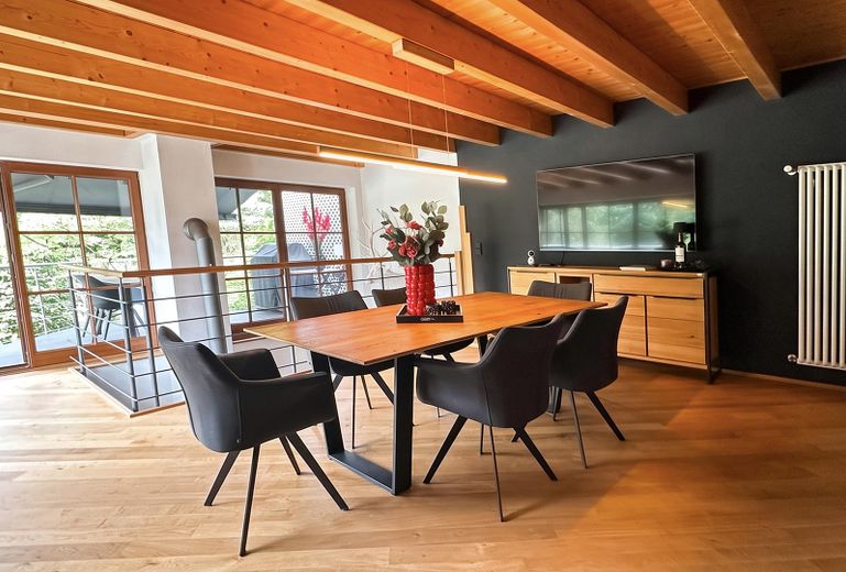 Architektur trifft Privatsphäre – besonderes Einfamilienhaus mit Pool, Sauna und Garten im Grünen – Essbereich