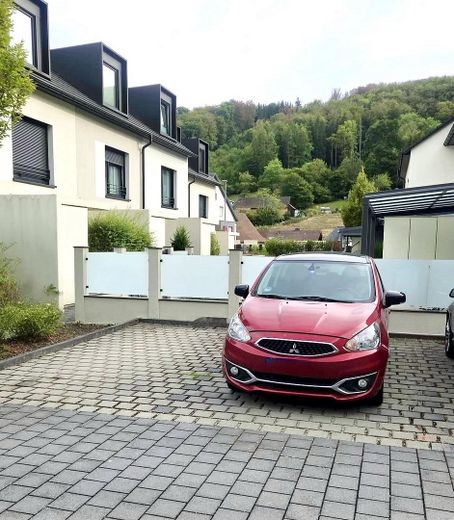 Reihenmittelhaus zu verkaufen – 2x Aussenstellplätze