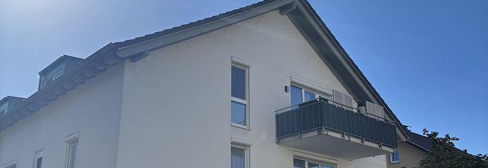 Hochwertig modernisierte 3-Zimmer-Dachgeschosswohnung mit Balkon, Garage & Stellplatz – Hausansicht (Bj 2013)